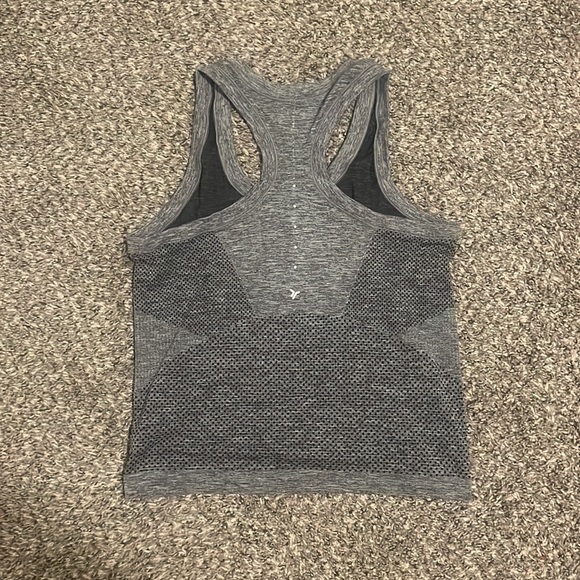 Active wear, athletic shirt, grey, old navy, size medium, lightweight, seamless - Picture 2 of 5